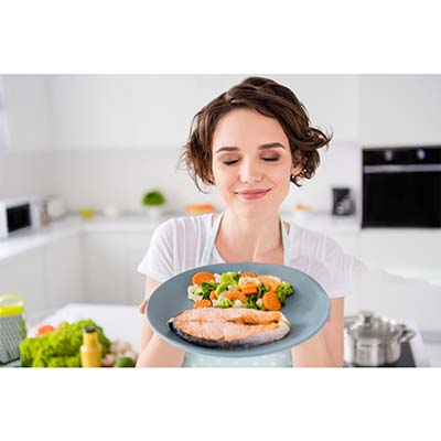 donna con pasto chetogenico